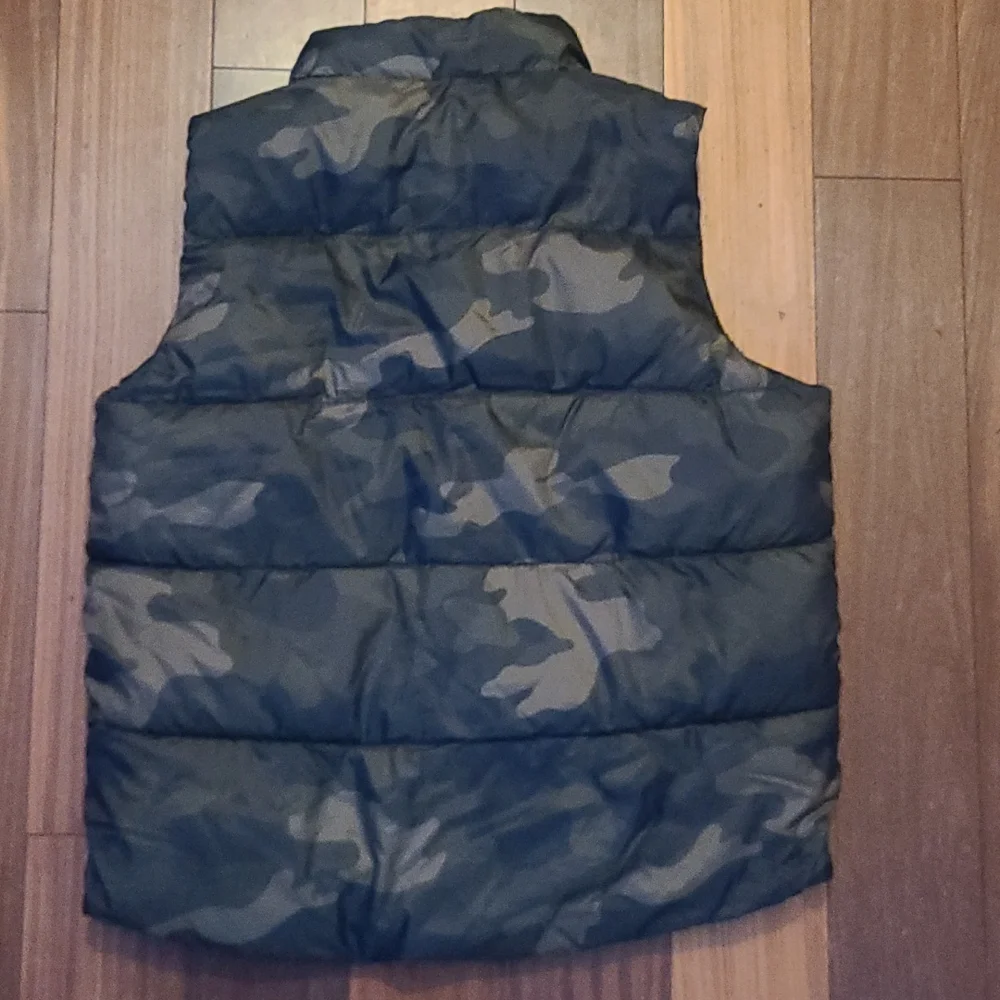 Old Navy Boys Puffer Vest - Picture 5 of 5